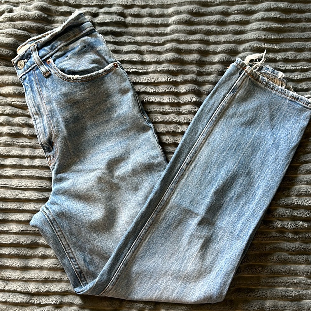 Abercrombie Ankle Straight Ultra High Rise Jean
Size: 24 regular
Light wash